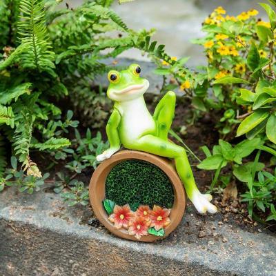 China Easy Garden Statues Outdoor Frog Install Frog Decoration Resin Sculptures And Solar Led Sitting Statues Lights Frog Figurine for sale