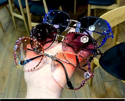 China Vintage New Arrivals Fashion Sun Glasses Luxury Rhinestone Diamond Sunglasses Oversized Rimless Round Sun Glasses For Women for sale