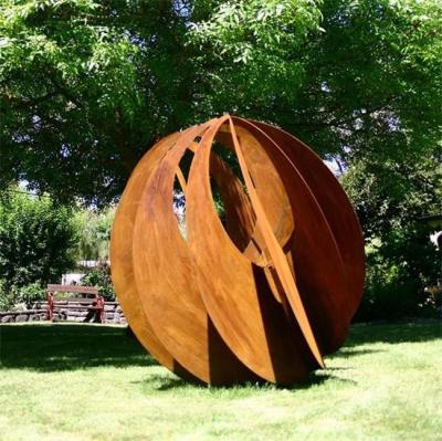 Cina Scultura all'aperto d'acciaio di Corten di progettazione rustica della sfera del giardino grande per paesaggio in vendita