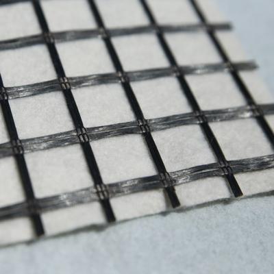 Chine Le bitume modifié a enduit des fibres de verre Geogrid 110-600gsm à vendre