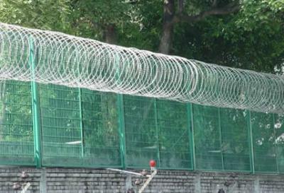 China Ultra Durable Concertina Razor Wire Fence , Sports Stadium / Prison Razor Wire for sale