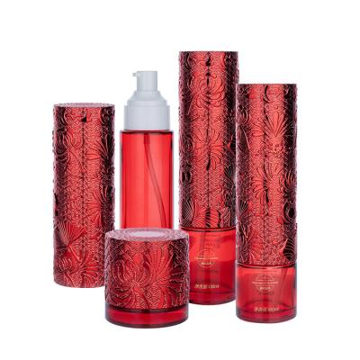 China 100/120ml/60g Vidrio de color rojo cilíndrico Liso con spray blanco para botella de envasado cosmético en venta