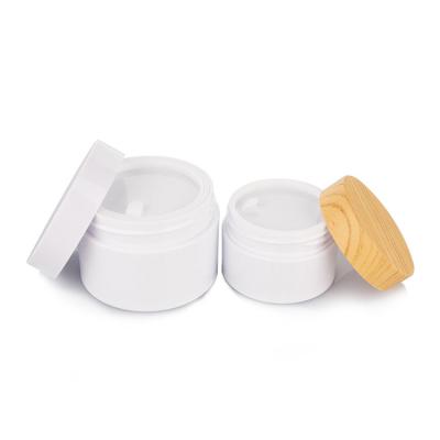 China 120 ml cilindrische plastic crème pot met bamboe deksel ondoorzichtig wit lichaam Te koop