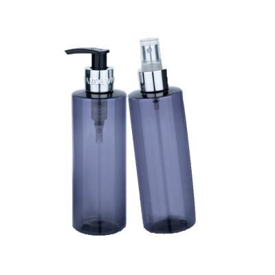 China 250 ml Plastic blauwe transparante gladde cilindrische fles met zilveren pomp/spray voor lege olie cosmetische fles Te koop