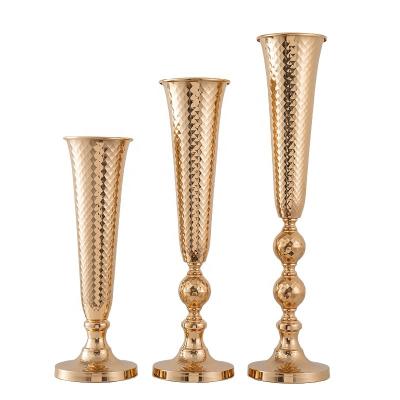 China New Design Home Decoration Nordic Geometric Gold Metal Candle Holder For Wedding Table for sale