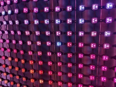 Chine P62.5 Écran d'affichage de rideau à LED flexible pour la publicité extérieure à vendre