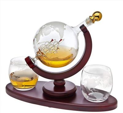 China CLASSIC Handmade Whiskey Decanter Set Glass Globe Decanter Decanter Set With 2 Etched Whiskey Glassesand Wooden Tray for sale