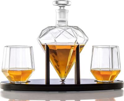 China CLASSIC Diamond Shaped 750ml Whiskey Decanter with 2 Diamond Glasses Mahogany Wooden Holder Elegant Handcrafted Crafted Glass Decanter for sale