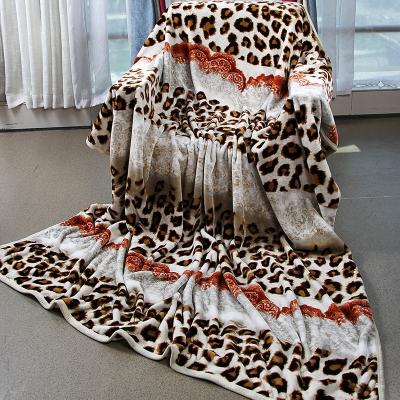 China Custom Cozy Warm Folded Sofa Blanket Leopard Print Pattern Flannel Blanket Lunch Break Blanket for sale