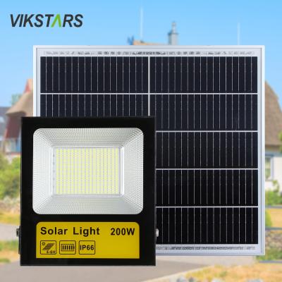 Chine Lumière solaire de jardin 30W 60w 100w 200w projecteur solaire d'inondation d'extérieur d'éclairage d'inondation LED étanche IP65 projecteur solaire à vendre