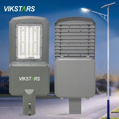 China Luces de calle de la energía solar 50w IP65 con el control ligero para la iluminación de las carreteras en venta