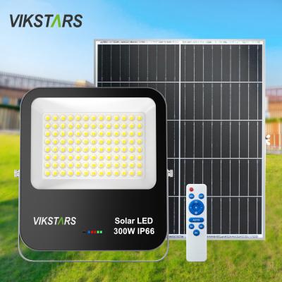 China Battery Replaceblae 60w 100w 200W 300w Solar Flood Lights With Glass Cover à venda