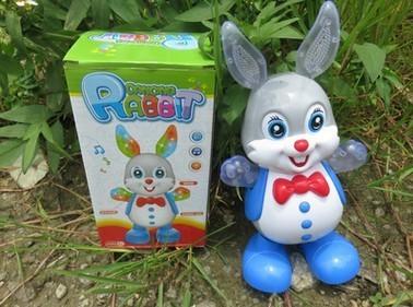 China New hot sale toy, electric lighting toy, can sing and dance, walking swing rabbit, flashlight toy for sale