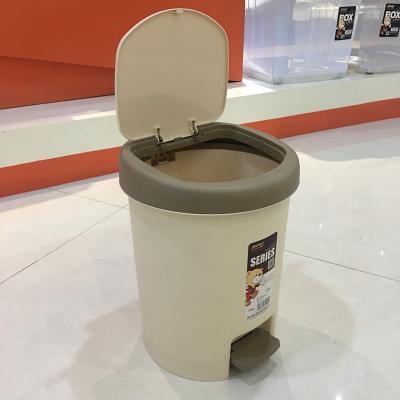 China Sustainable Foot Pedal Household Waste Bin Plastic Compost Bin With Lids For Kitchen for sale