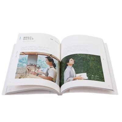 China OEM Styles Super Definition Offset Printing Fashion Magazine 20 Years Experienced Magazines Supplier for sale