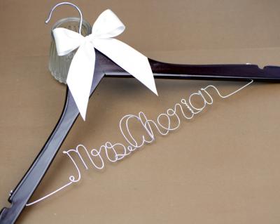 China Personalized handmade wedding hanger with custom bride name made of aluminum wire, decorated with ribbon bow for sale