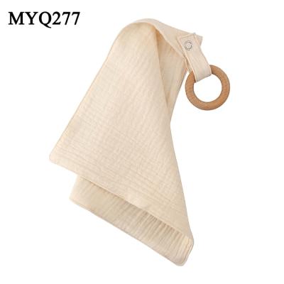 China BPA Free Baby Bedding Toy Cotton Muslin Cloth Comforter Cloth With Beech Wooden Teething Ring Teethers for sale