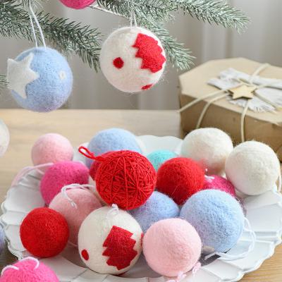 China Environmental Friendly DIY 5.5cm red white Woolen Christmas Balls Ornaments Christmas Tree Decorations Sets Hanging Baubles Ornaments for sale