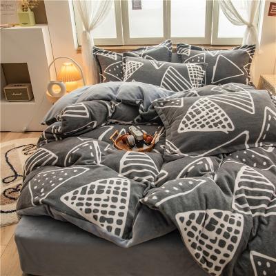 China 3pcs/4pcs Printing Polyester Fiber Folded Milky Fluffy Bedding Set For Winter Thicken Duvet Cover Set In Stock for sale