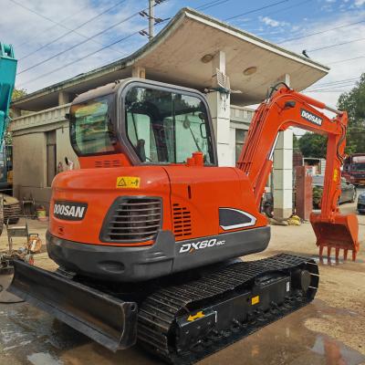 China Excavadora usada de 6 toneladas de tamaño mini Usado Doosan Dx60 6000KG 0,21m3 Capacidad de cubo en venta