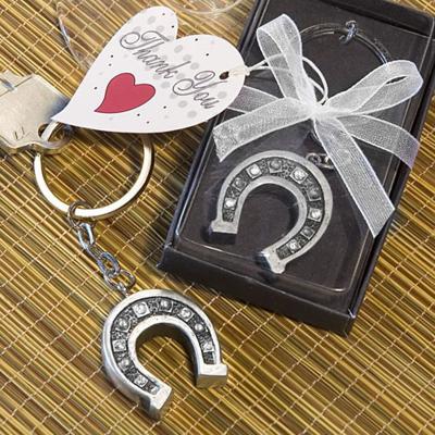 China Zinc Alloy Metal Horseshoe Key Chain Key Ring With Gift Box Wedding Party Favors Baby Baptism Gifts for sale