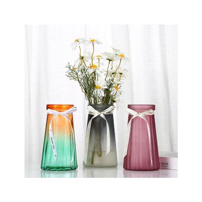 China New classic/postmodern the most popular fashionable beautiful portable modern large glass vase for sale