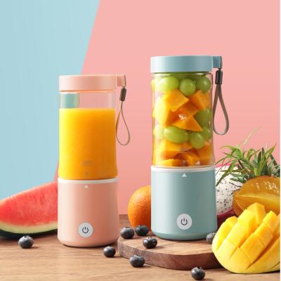 China Mini Person Car USB Juice Blender Secure Switch Electric Fruit Juicer Rechargeable Portable Portable Blender Cup for sale