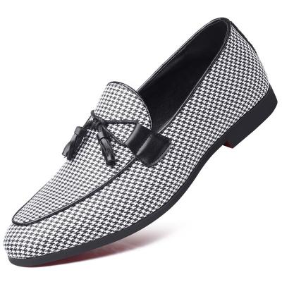 China Designer Breathable Fabric Men's Anti-slip Slip On Driver Shoes Canvas Fashion Style Tassel Loafers Men's Stylish Casual Shoes for sale