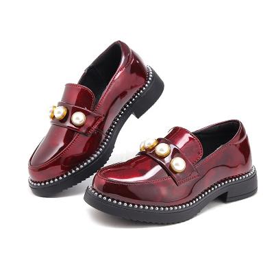 China Fashion Design Patent Flat Top Rubber Sole Slip On Children Wedding Party Show Loafer Pearl Kids Dress Girls Shoes for sale