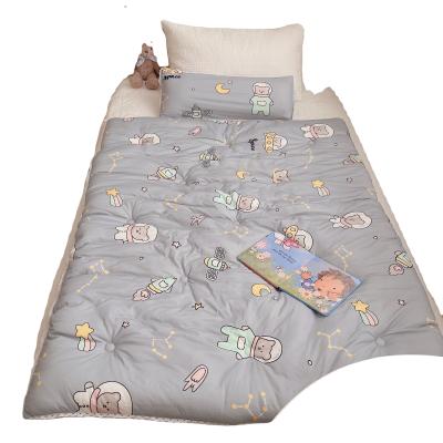 China Kindergarten Anti-static Warm Comforter Cartoon Winter Bedding Home Bedding Set for sale