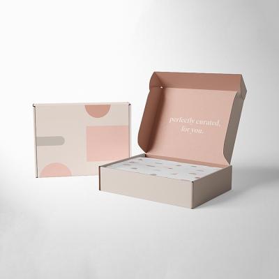 China Recycled Custom Logo Large White Cardboard Cardboard Materials Gift Packaging Box for sale