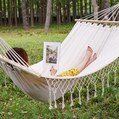 China Adult Explorinf Luxurious Natural Macrame Hammock With Bar Wooden Macrame Natural Hammock for sale