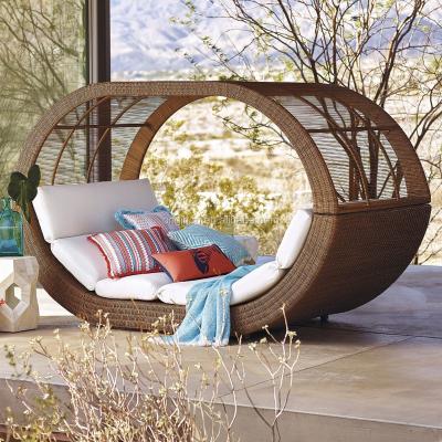 China Modern outdoor daybed lounge daybed round poolside garden set rattan beach furniture folding bed with canopy for sale