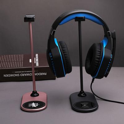 China Wireless RGB Luminescent Metal Earphone Stand Earphone Stand Charging Accessories for Gamer Office Gaming Headset Stand Earphone Desk Hanger for sale