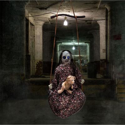 China Creative Indoor Decoration Custom Speaking Ghost Decorations Animatronics Halloween Indoor Outdoor Hanging Crawling Doll for sale