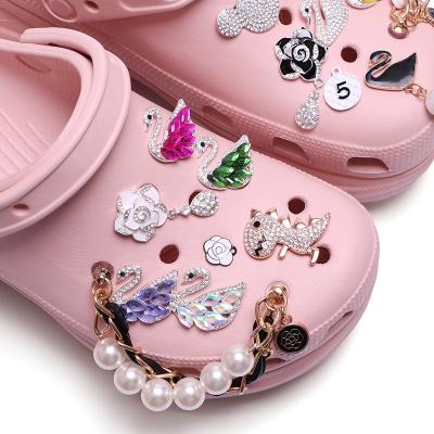 China Eco-froendly Luxury Pearl Shoes Gold Woman Fashion Designer Charms For Shoe Decoration Chain Accessories for sale