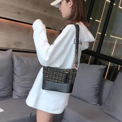 China lingge embroidered line hair bag female 2018 new hand shoulder launched tote bag 23*8*17CM for sale