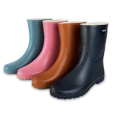 China Fashion Trend Ladies Mid Calf Wellington Waterproof Rubber Women's Rain Boots for sale