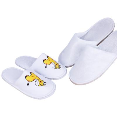 China Custom hotel spa supplier low price anti slip logo hotel travel slippers home hotel slipper for sale