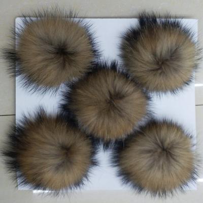 China The handmade manufacturer sells the natural color raccoon fur ball pom pom animal fur balls for sale