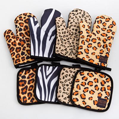 China Kitchen Microwave Animal Print Gloves Leopard Print Cotton Heat Resistant Oven Mitts And Pot Holders Set for sale