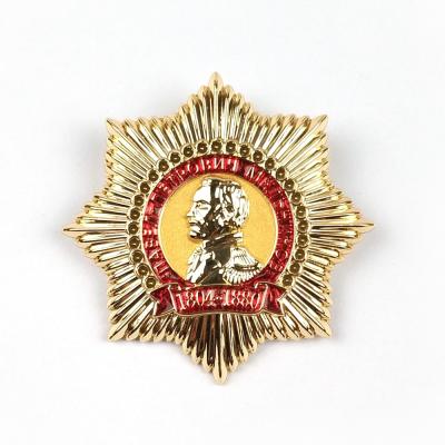 China 3D geëmailleerde gouden afwerking Custom metaal pin badges met veiligheidspin backing Te koop