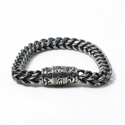 China Brazalete masculino de acero inoxidable con diseño de hebilla magnética de superficie fundida con patrón retro, accesorio de moda en venta