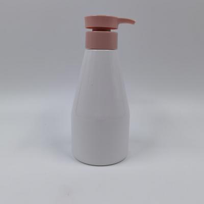 China 320ml Lichaamscrème Plastic Kosmetische Flessen met de Roze Container van de Pompshampoo Te koop