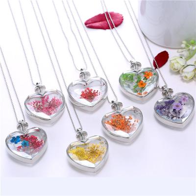 China 2021 Fashionable plant dry flower necklace pendant glass heart by Korean heart-shaped specimens shape dry flower pendant for gifts for sale