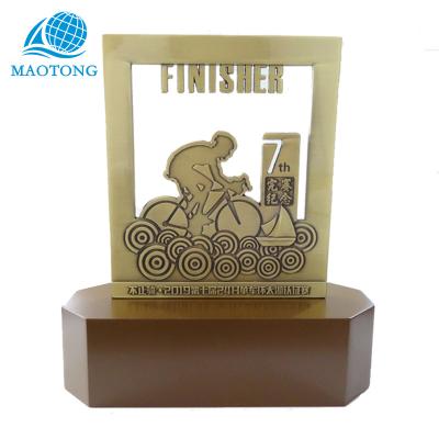 China China Custom High Quality 3D Metal Finish Gold Off Road Rally Reward Souvenir Mount Trophy With Wooden Base for sale