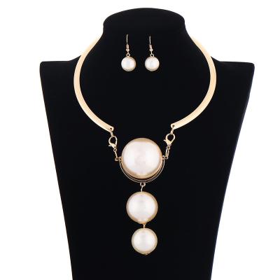 China FASHIONABLE Wholesale White Choker Necklace Earrings Set African Pearl Jewelry Set Choker Necklace Sets For Women for sale