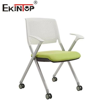 China Silla de entrenamiento plegable de estilo moderno con reposabrazos ruedas base pintada en gris en venta