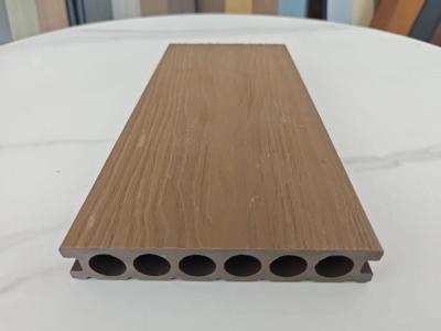 Chine Barrière composite en bois plastique avec résistance aux intempéries et plusieurs options de conception à vendre