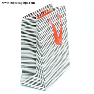 China Recyclable Luxury Custom Clothes Paper Bags Gift Paper Bag Paper Bag With Handles for sale